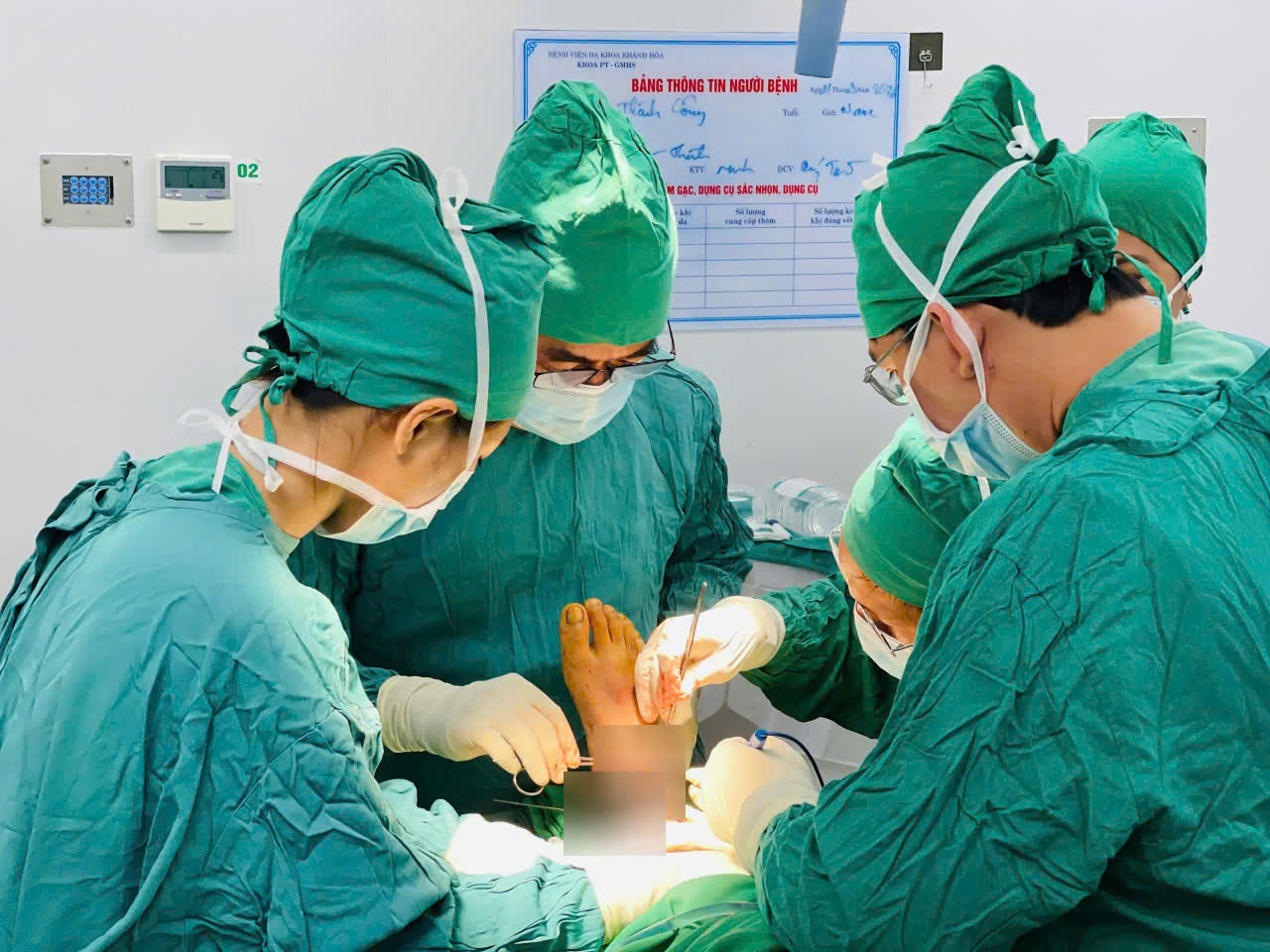 Bác sĩ phẫu thuật nối chân thành công cho bệnh nhân. Bác sĩ phẫu thuật nối chân thành công cho bệnh nhân.