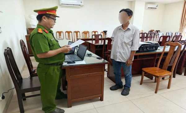 Khởi Tố Đối Tượng Tham Ô Tiền Khách Hàng Tại Cà Mau
