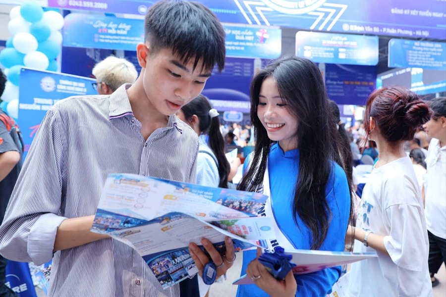 ngay-hoi-xet-tuyen-dh-4-1786591668777199579778 Đề xuất bổ sung đối tượng miễn học phí, giữ nguyên trần học phí- Ảnh 1.