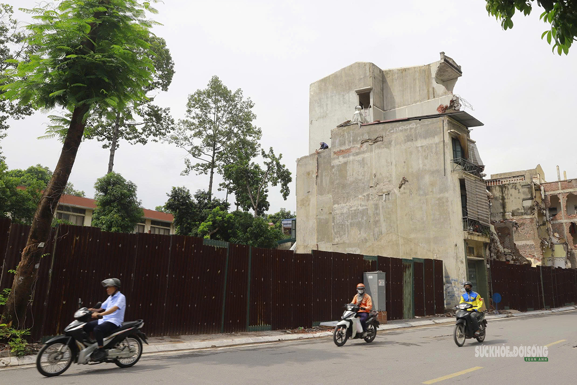 nha-cua-ha-giai-doc-thuy-khue-5-1786343565071659883561 Nhiều ngôi nhà dọc đường Thụy Khuê đang hạ giải, mặt bằng ga C6 còn vướng một điểm- Ảnh 5.