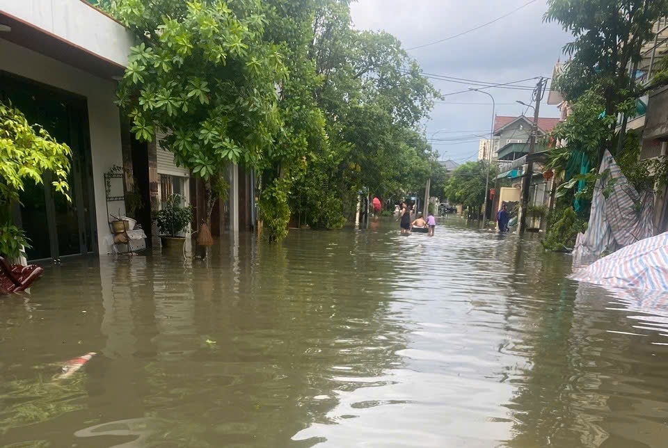 Mưa lớn, nhiều tuyến phố trung tâm Nghệ An ngập sâu, loạt xe chết máy- Ảnh 11.