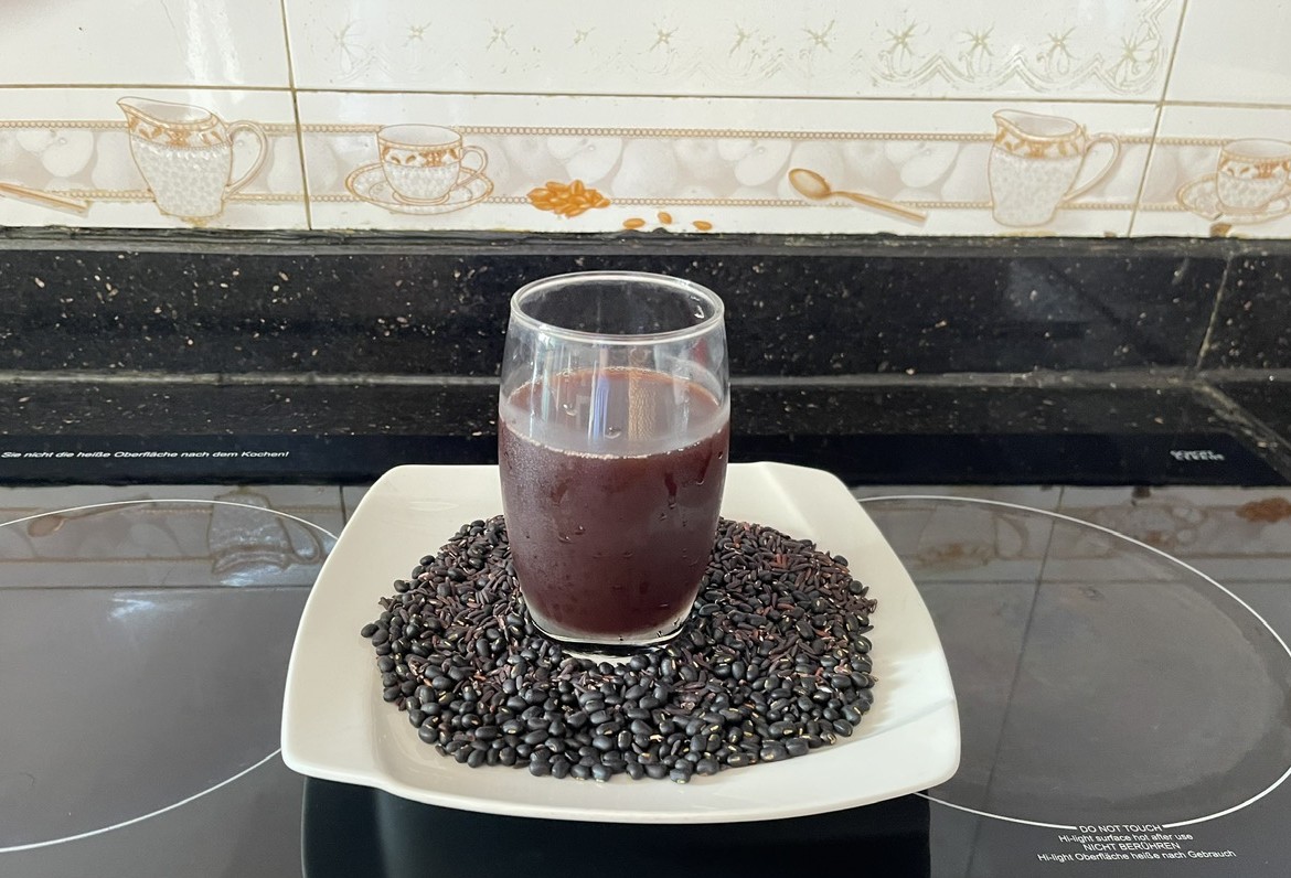 nuoc-dau-den-1786411982046933682569 Bí quyết uống nước đậu đen rang đúng cách hỗ trợ giảm cân - Ảnh 1.