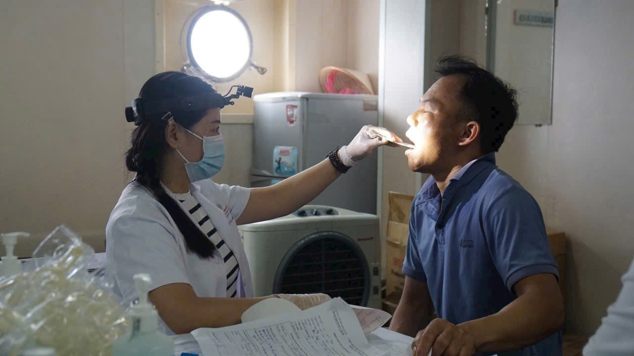 Khám Lâm Sàng Tai Mũi Họng