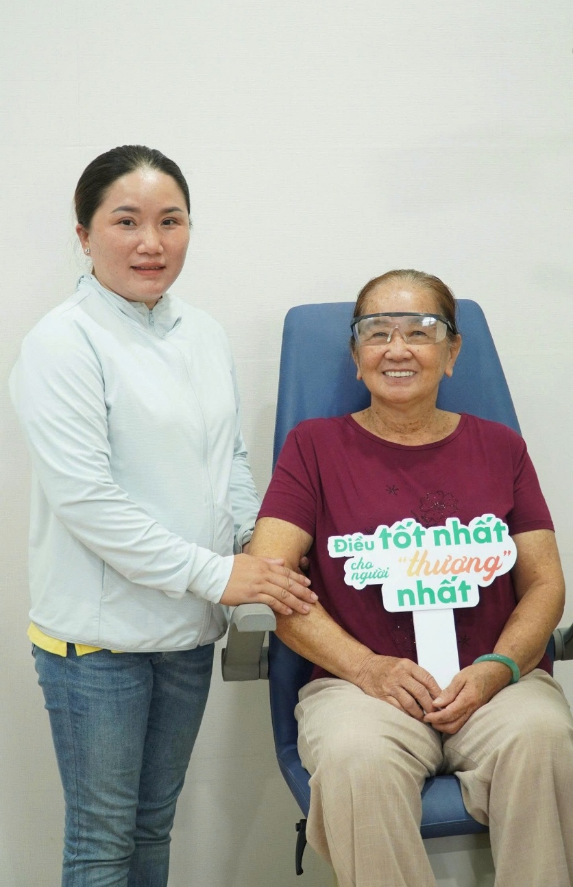 Chăm Sóc Đôi Mắt Cha Mẹ: Nỗi Lo Lắng Của Những Người Con