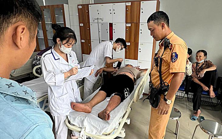 Video người cha cầu cứu CSGT giúp đưa con trai đi cấp cứu - Ảnh 1.