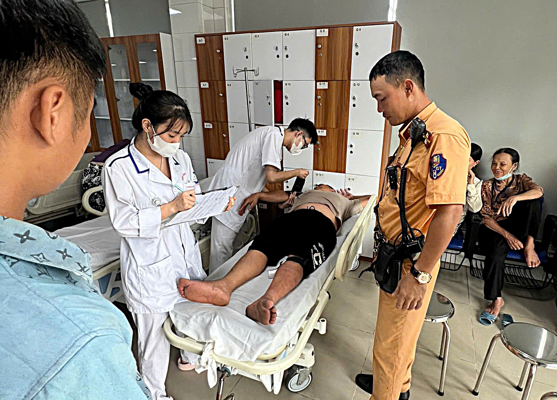 ran-ho-mang-can-2-1786016617801632827051 CSGT Hà Nội mở đường dưới mưa lớn đưa người đàn ông bị rắn hổ mang cắn đi cấp cứu- Ảnh 3.