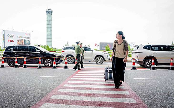 Sân bay Tân Sơn Nhất 'đóng cửa' đường băng vì vật thể lạ, phát hiện bất ngờ sau đó- Ảnh 1.