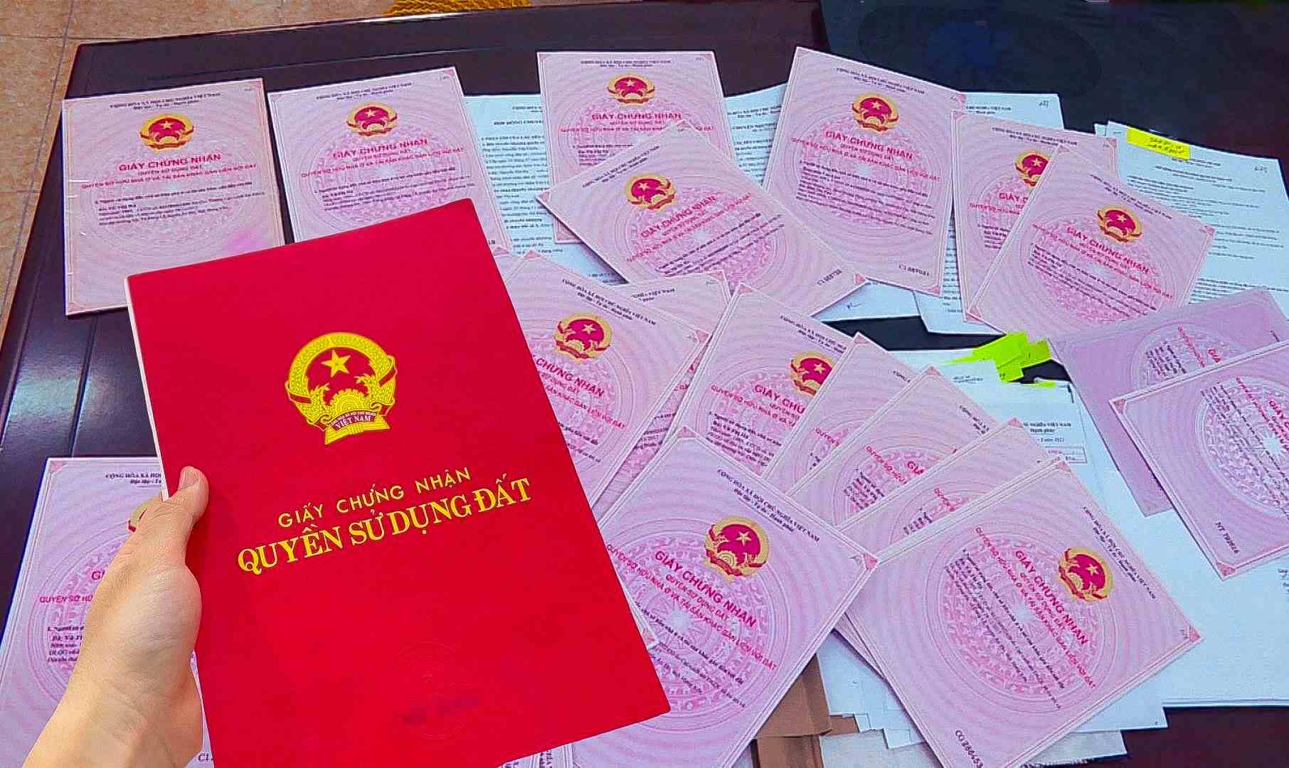 Mất luôn miếng đất vì thuê người quen làm sổ đỏ- Ảnh 1.