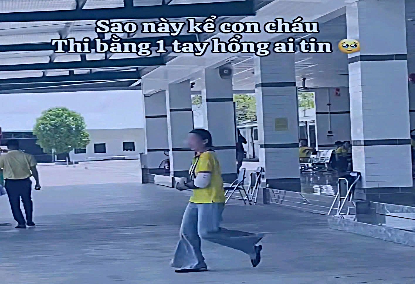 Sự thật đoạn clip thi sát hạch lái xe với một tay bó bột- Ảnh 2.