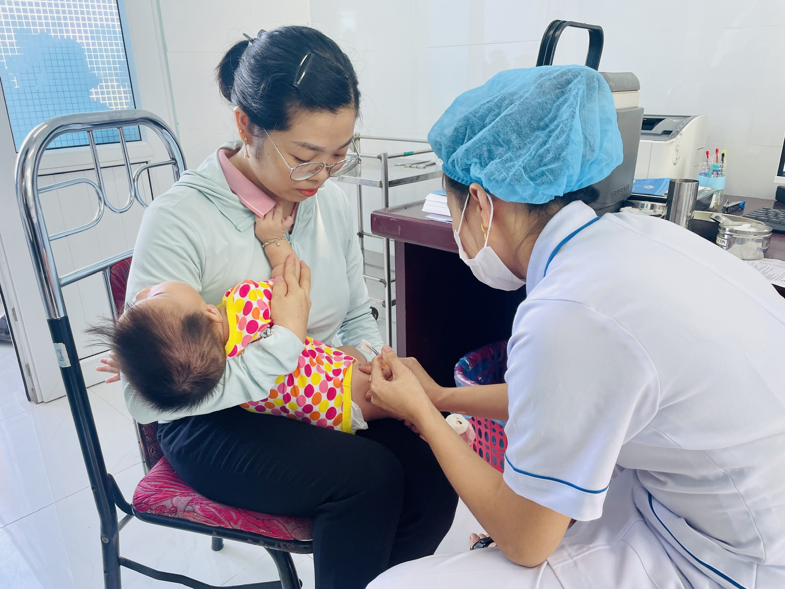 Bộ Y tế yêu cầu tăng tốc tiêm chủng mở rộng, tránh bỏ sót trẻ - Ảnh 1.