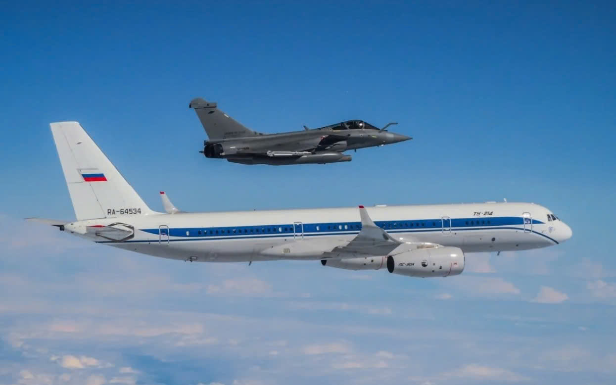 tiem-kich-rafale-phap-ap-sat-may-bay-tu-214-nga-tren-bien-baltic-17870177253621380391635 Tiêm kích Rafale Pháp áp sát máy bay Tu-214 Nga trên biển Baltic- Ảnh 1.