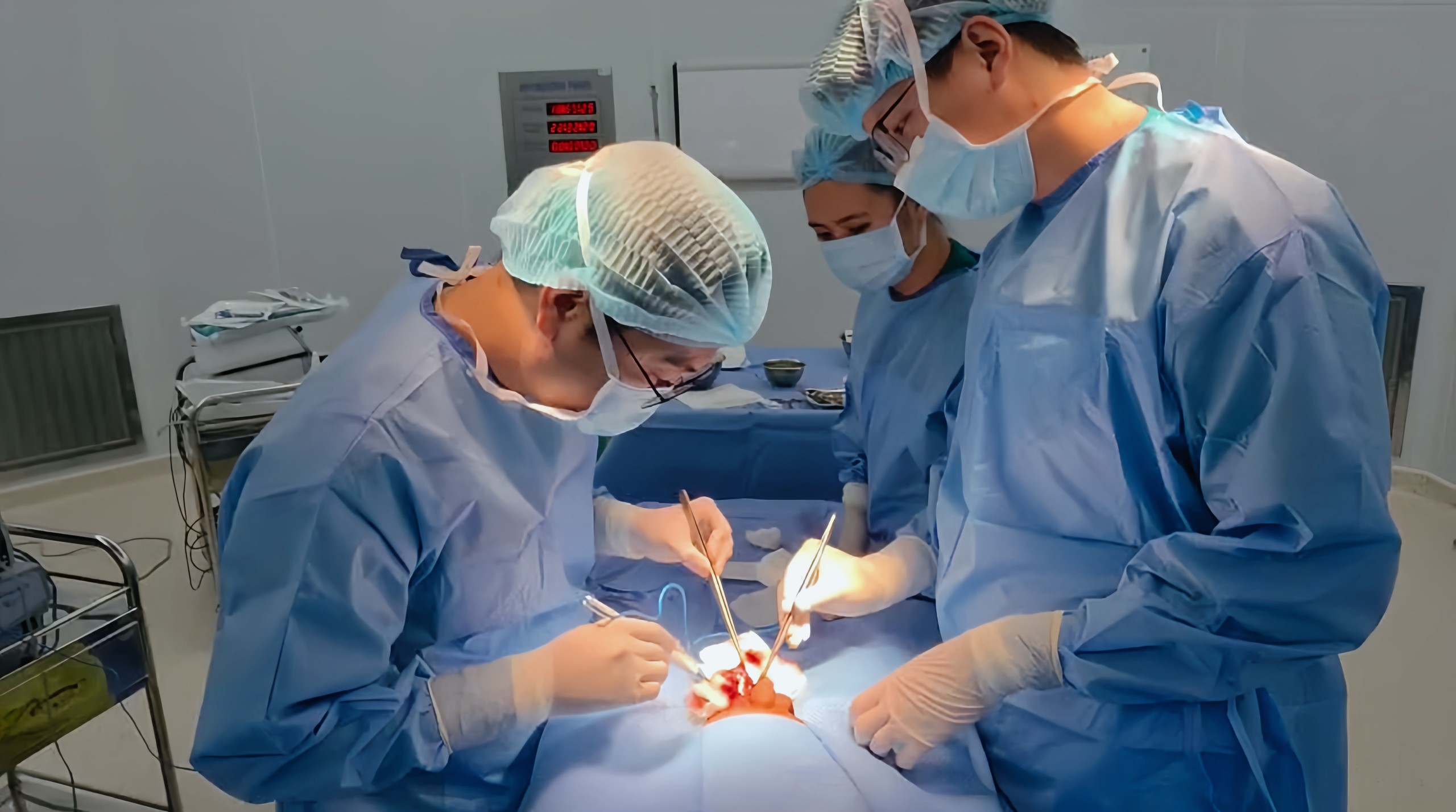 Cấp cứu cho bé trai bị chấn thương nghiêm trọng do tai nạn xe đạp