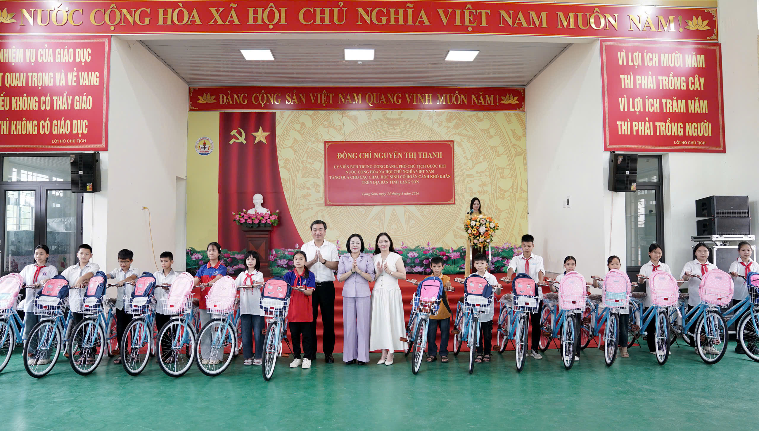 trao-tang-17867845781531250903744 Phó Chủ tịch Quốc hội: Mỗi trường học vùng biên là một mái nhà ấm áp- Ảnh 2.