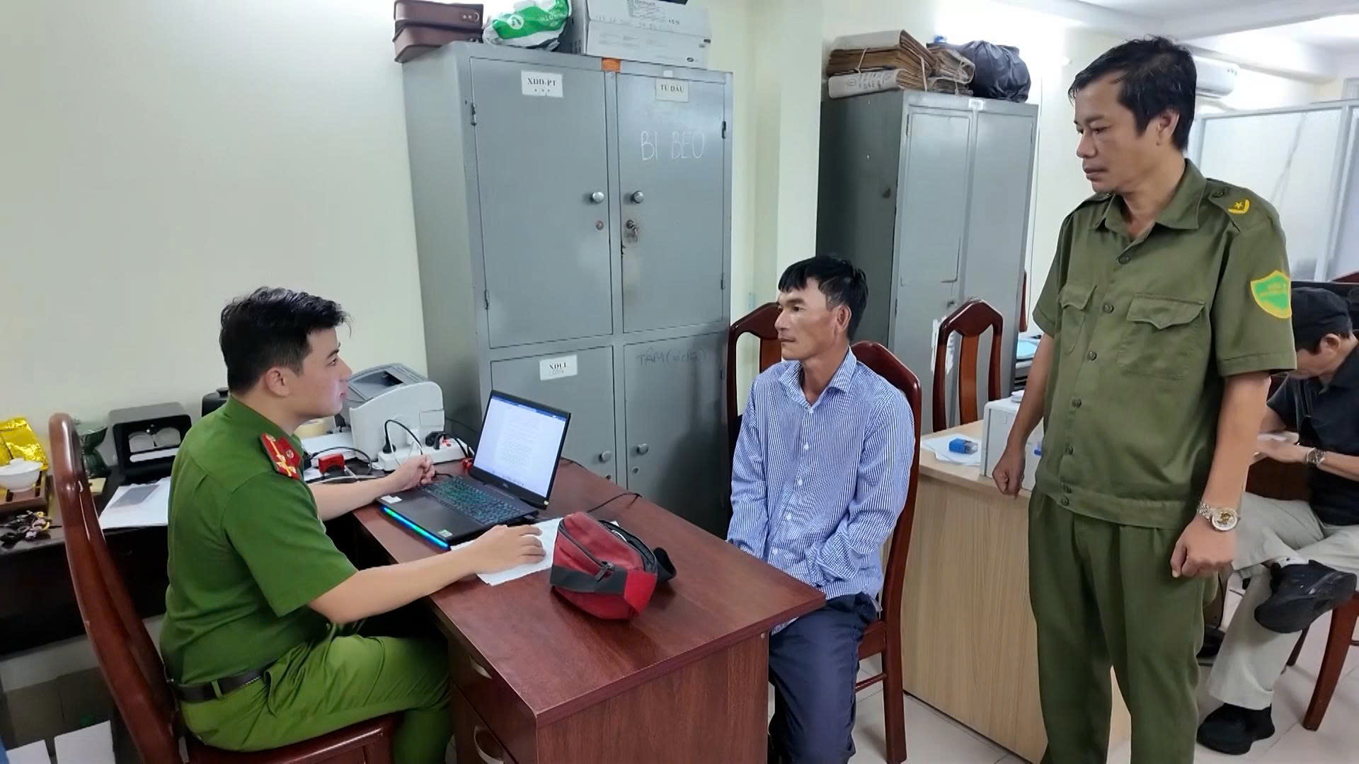 Bắt 15 đối tượng chuyên ‘rình’ trộm tài sản người tắm biển Nha Trang - Ảnh 1.