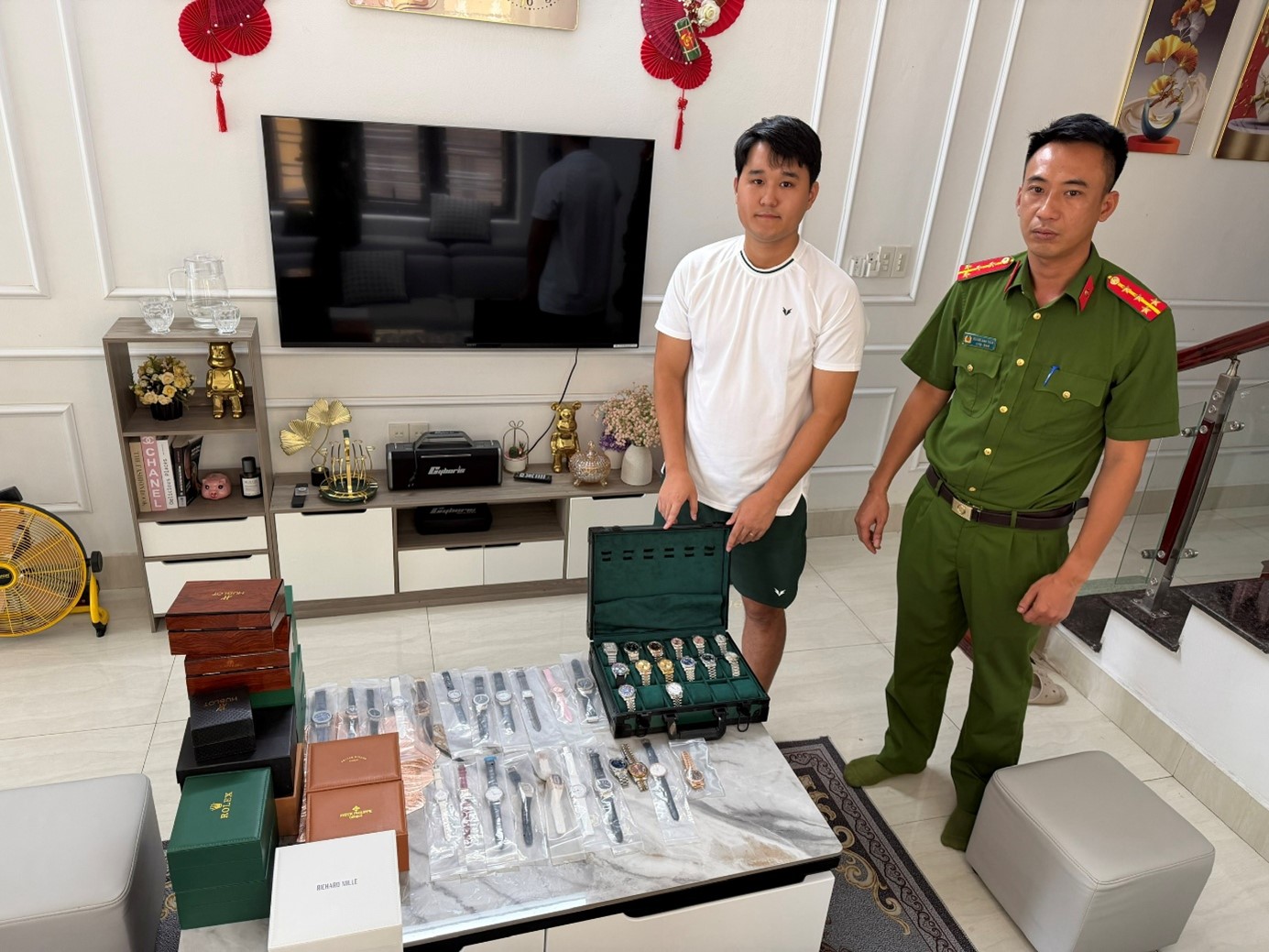 Khởi tố vụ buôn bán đồng hồ giả nhiều thương hiệu nổi tiếng- Ảnh 1.