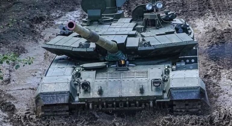 xe-tang-t-90m-cua-quan-doi-nga-trong-qua-trinh-trien-khai-tac-chien-tai-chien-truong-ukraina-17863561880171236324480 Xe tăng Nga sắp có thêm 'đôi mắt và nắm đấm' từ UAV FPV- Ảnh 1.