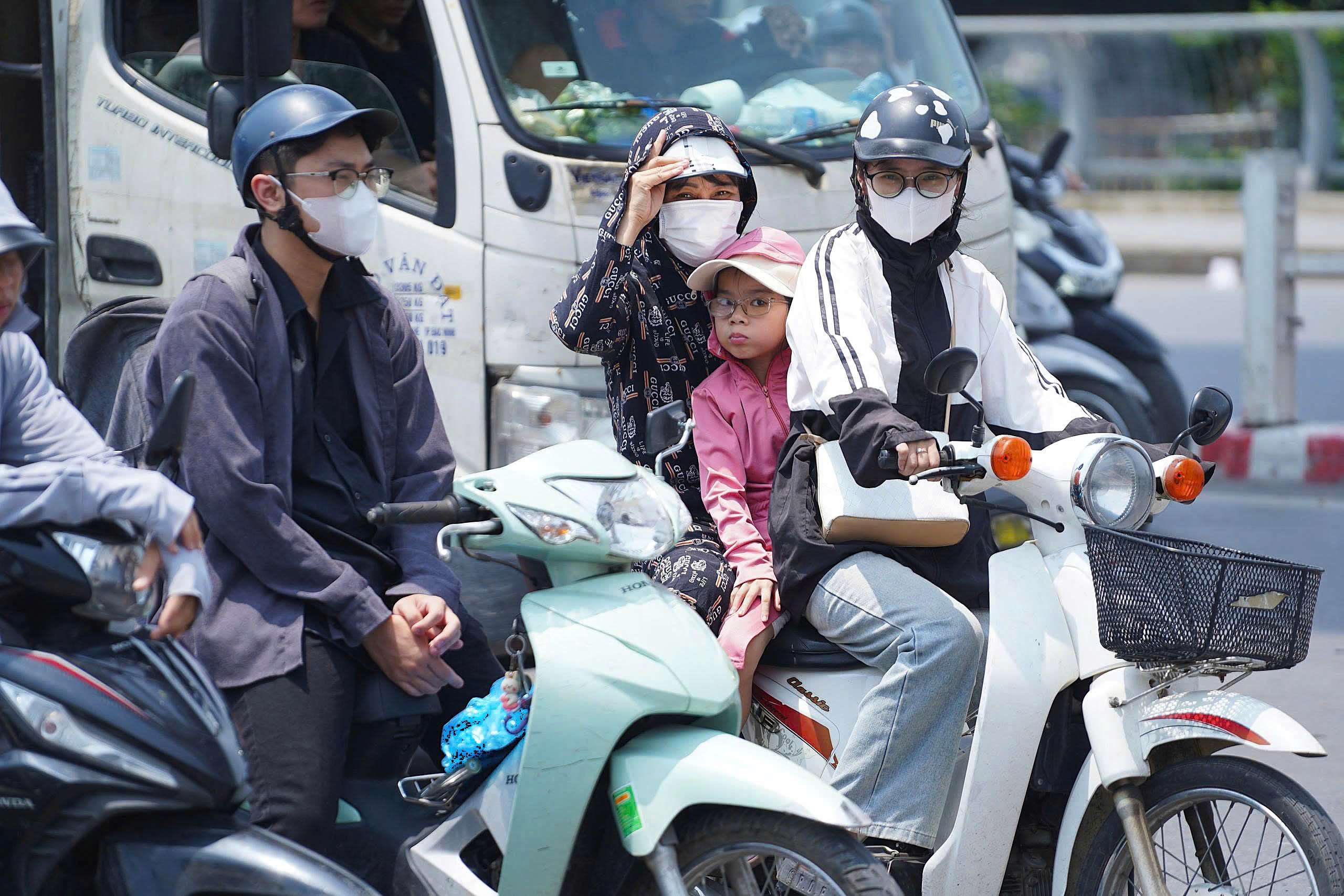 Miền Bắc chuyển oi nóng, nhiệt cao trên 35 độ- Ảnh 1.