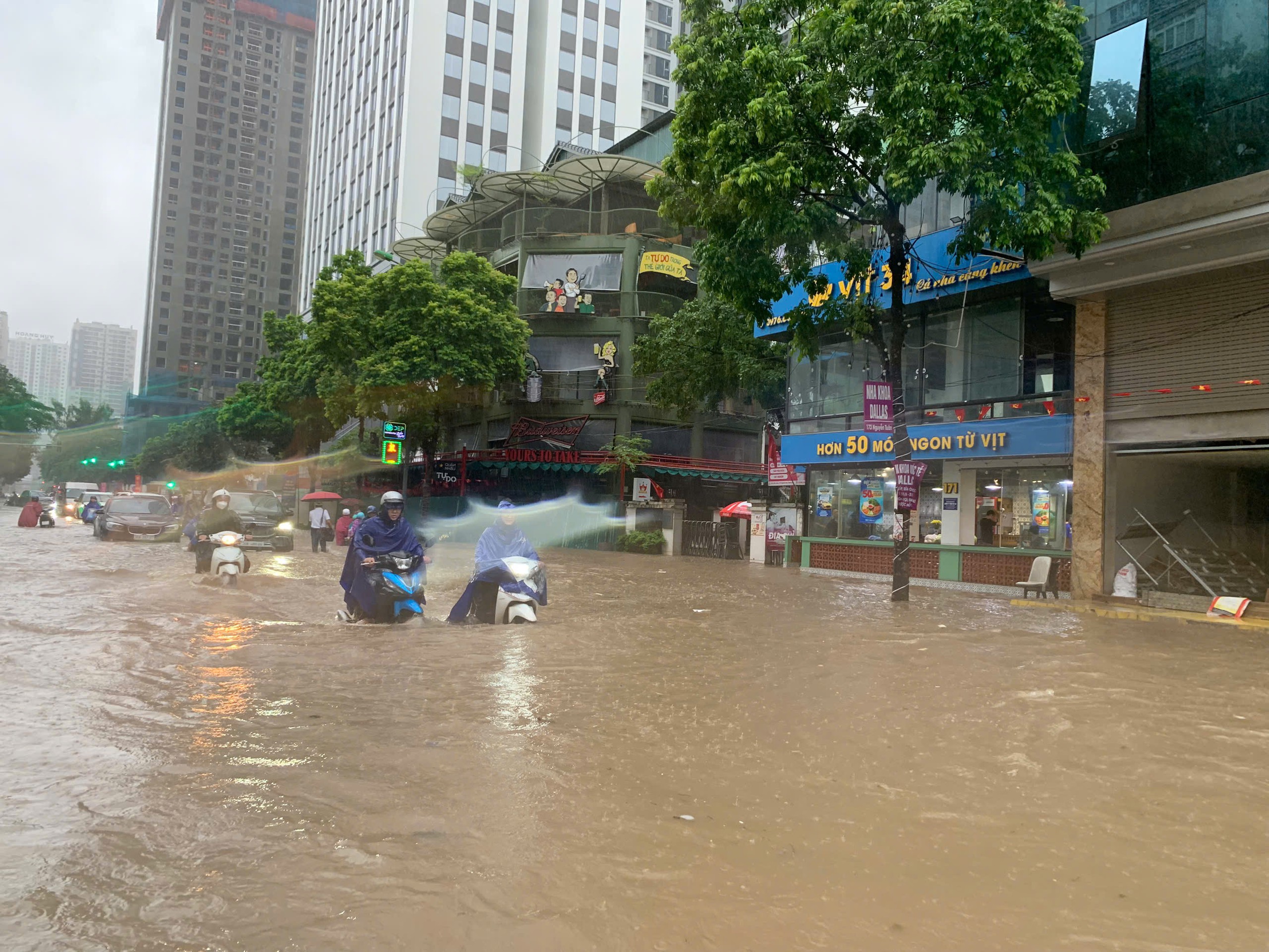 Cơn mưa dông tại Hà Nội
