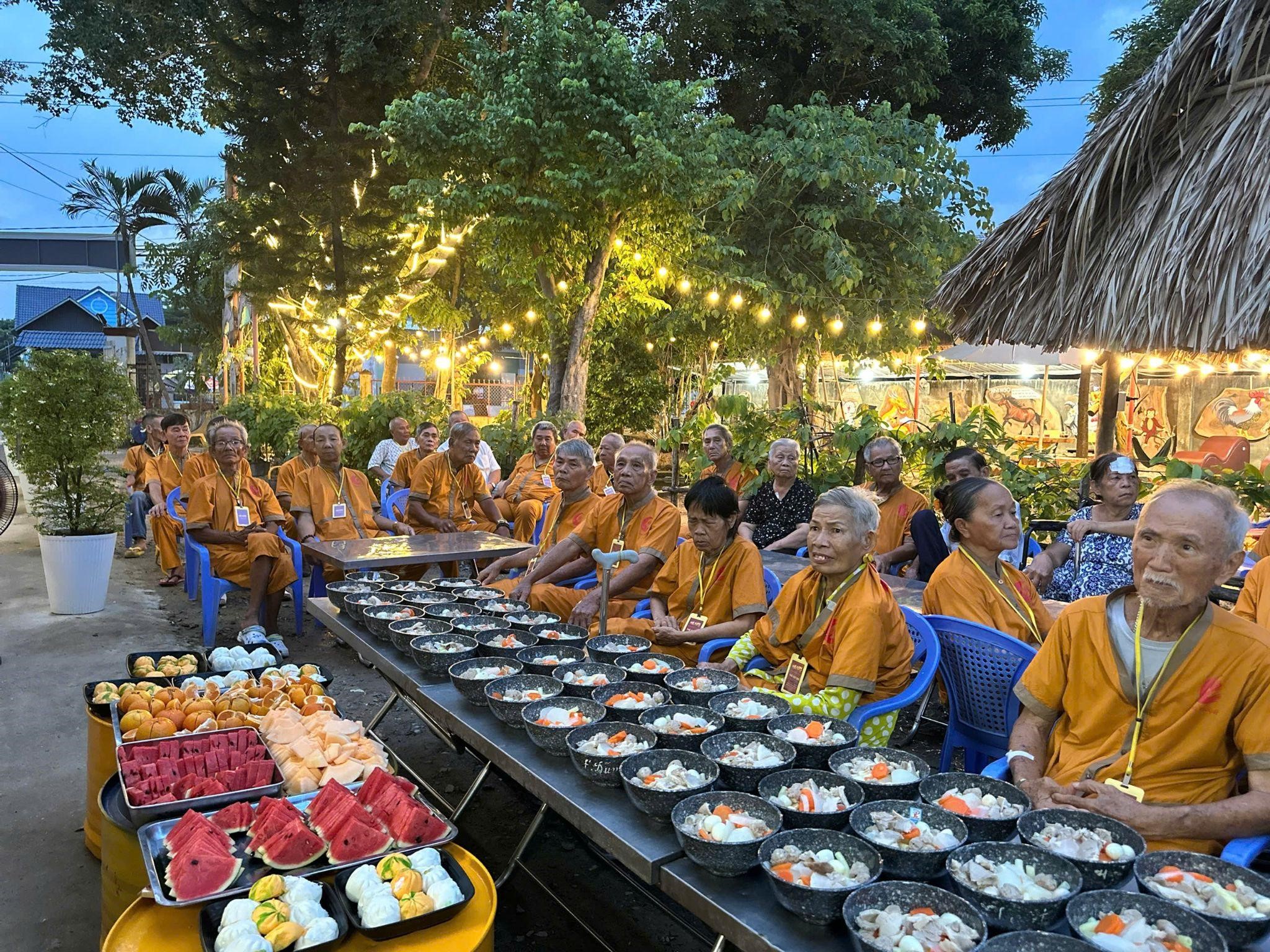Khi Bữa Cơm Trở Thành Gặp Gỡ: Quỹ Vầng Trăng Khuyết Và 2.000 Bữa Ăn Vu Lan