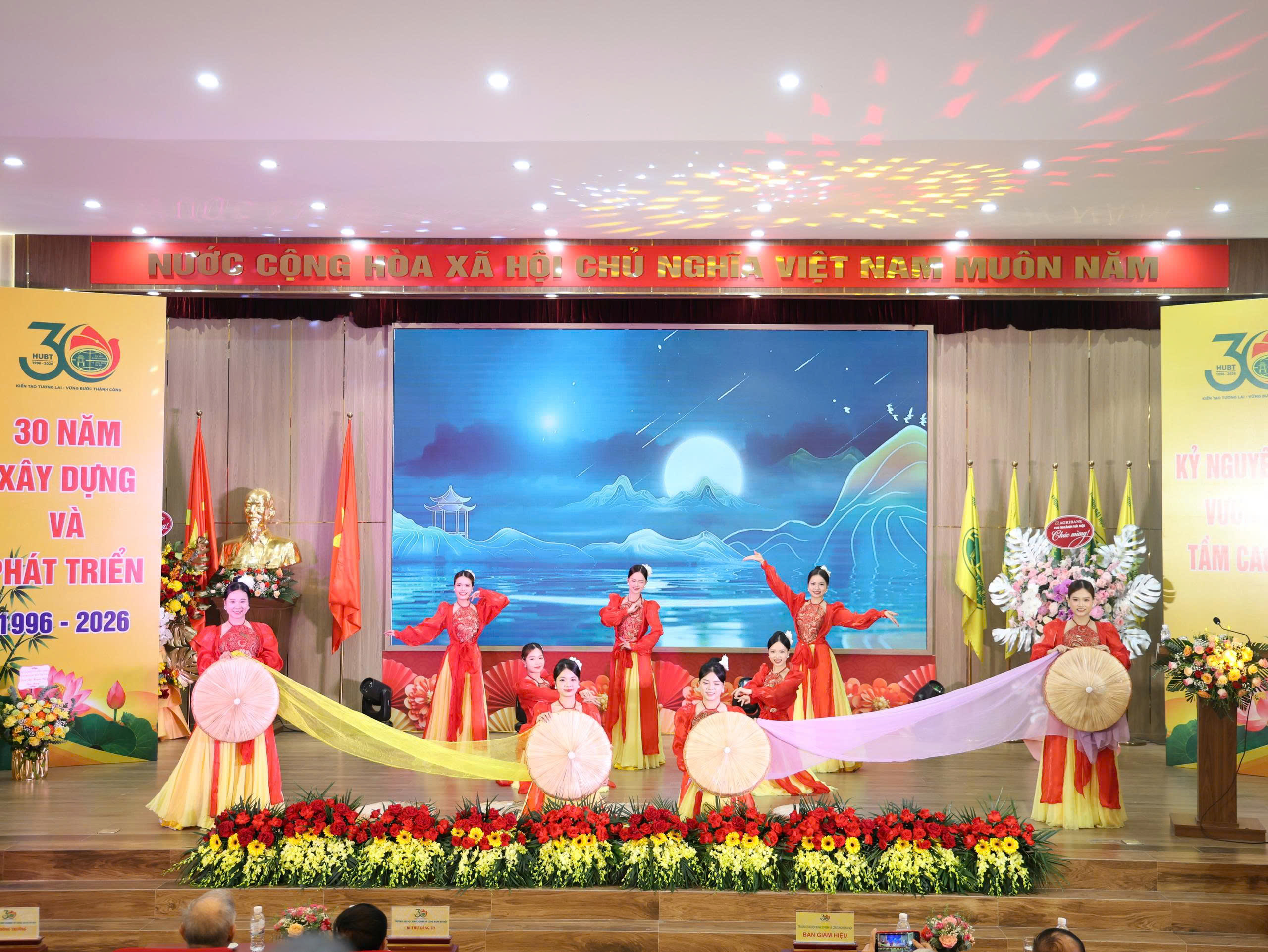 Hướng đi mới của HUBT sau 30 năm: từ đào tạo truyền thống đến chuẩn bị cho tương lai số