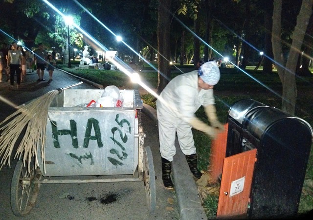10-17884239421461827607366 Công nhân vệ sinh tại Công viên Thống Nhất.
