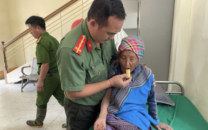Xuyên đêm tìm kiếm cụ bà 80 tuổi đi lạc trong rừng - Ảnh 3.