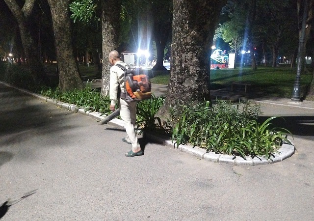 3-17884239420701414288280 Công nhân thu gom rác sau lễ hội pháo hoa.