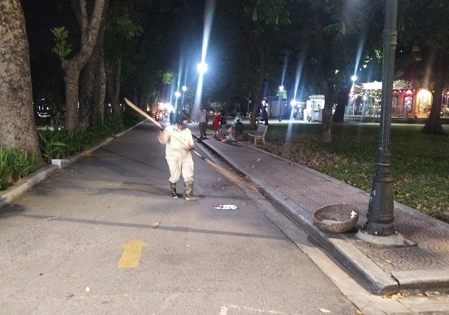 4-17884239475521331116377 Hình ảnh công nhân vệ sinh làm việc sau lễ hội.