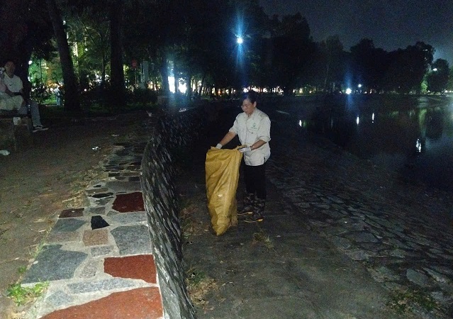 5-1788423942084580643354 Công việc thu gom rác thải sau lễ hội pháo hoa.