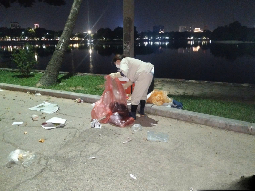 7-1788423942126191152565 Công nhân làm sạch công viên sau lễ hội.