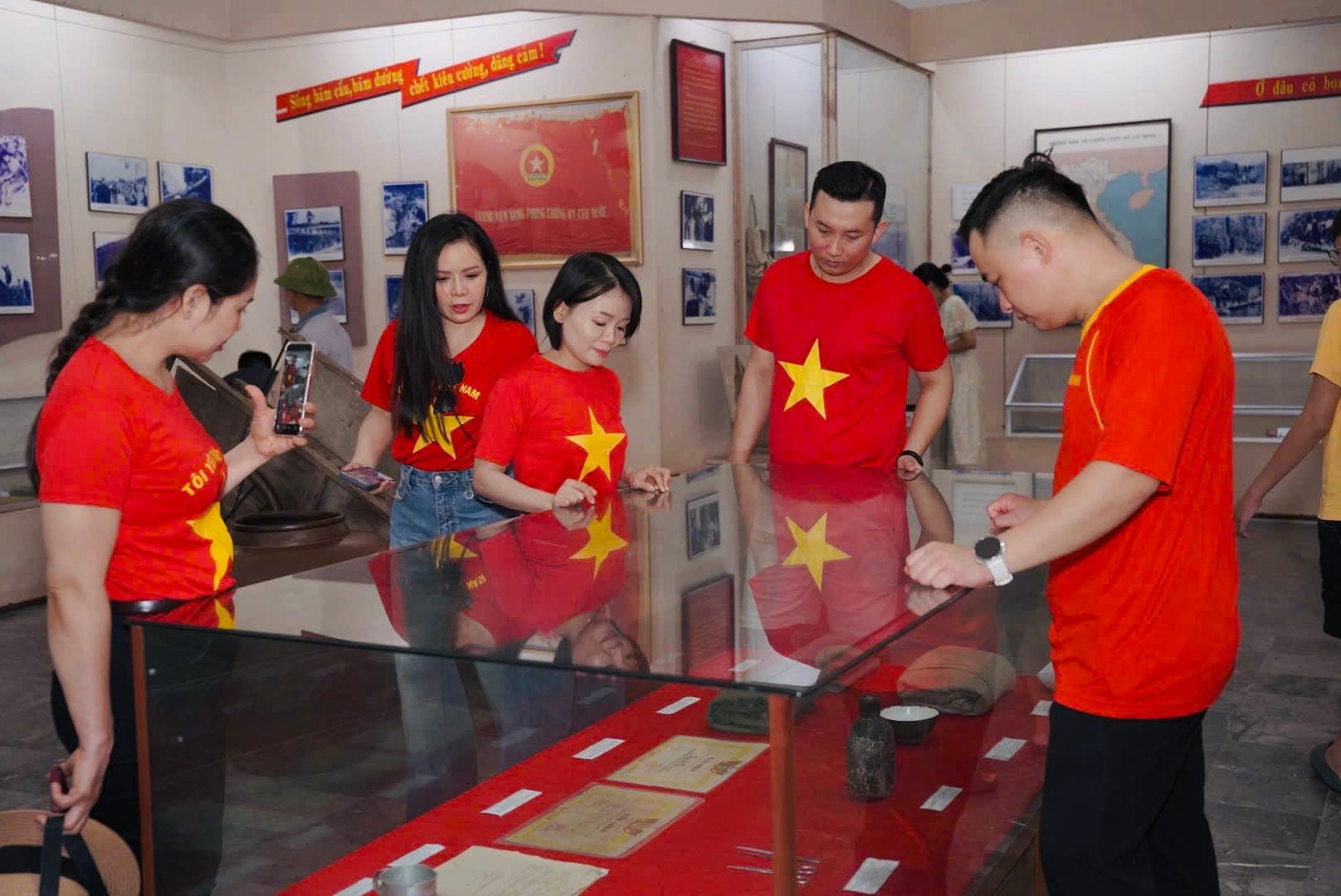 Dòng người về Ngã ba Đồng Lộc tri ân dịp lễ - Ảnh 7.