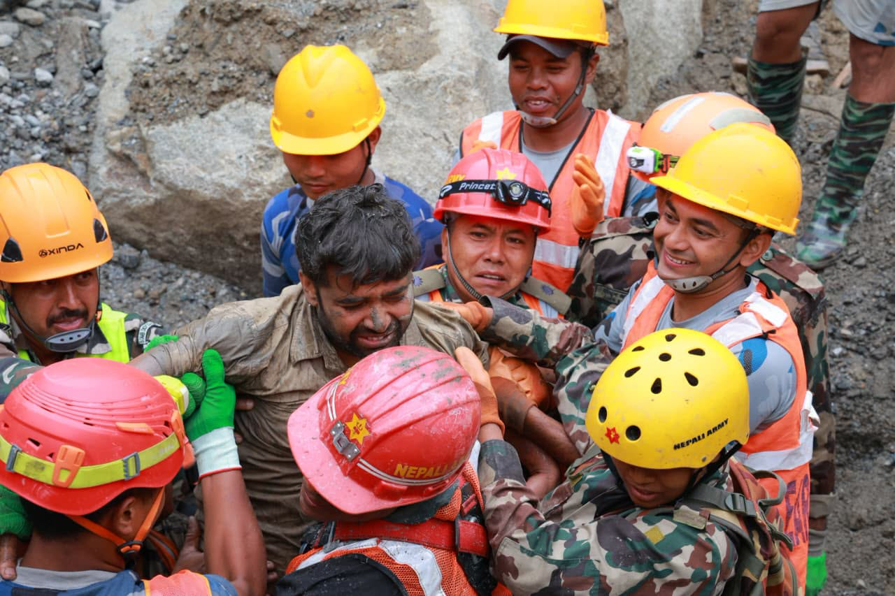 Lũ quét Nepal: Kỳ tích cứu hai công nhân sau 9 ngày bị chôn dưới hầm