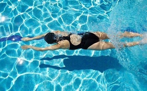 Bơi lội và trái tim: lợi ích dưới nước cho sức khỏe tim mạch