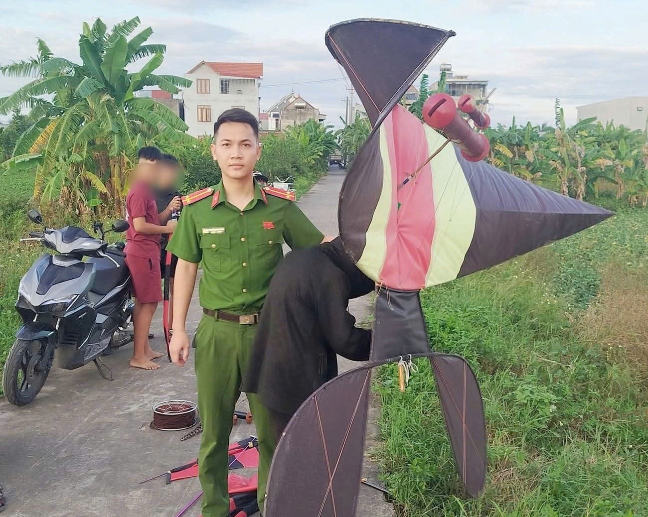 cong-an-hai-phong-thu-giu-vat-the-la-dieu-bay-do-tiem-an-nguy-co-mat-an-toan-hang-khong-1788669020850811448195 Phát hiện, thu giữ 1 vật thể lạ ảnh hưởng đến an ninh, an toàn hàng không- Ảnh 1.