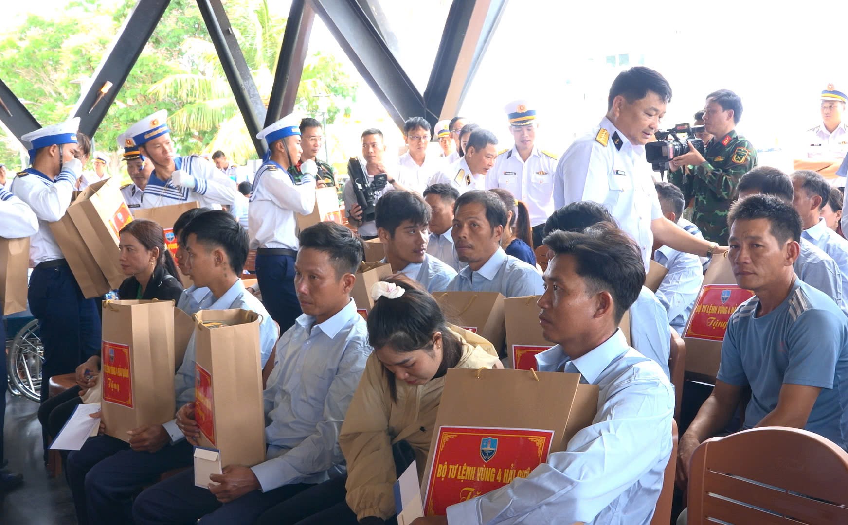 Lãnh đạo Vùng 4 Hải quân tặng quà cho các ngư dân. Lãnh đạo Vùng 4 Hải quân tặng quà cho các ngư dân.
