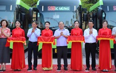 Công Nhân Vệ Sinh Làm Việc Qua Đêm Để Đem Lại Sự Sạch Sẽ Cho Công Viên Sau Lễ Hội