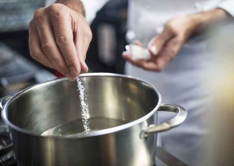 Nguy cơ sức khỏe khi ăn quá nhạt kéo dài và cách cân bằng muối