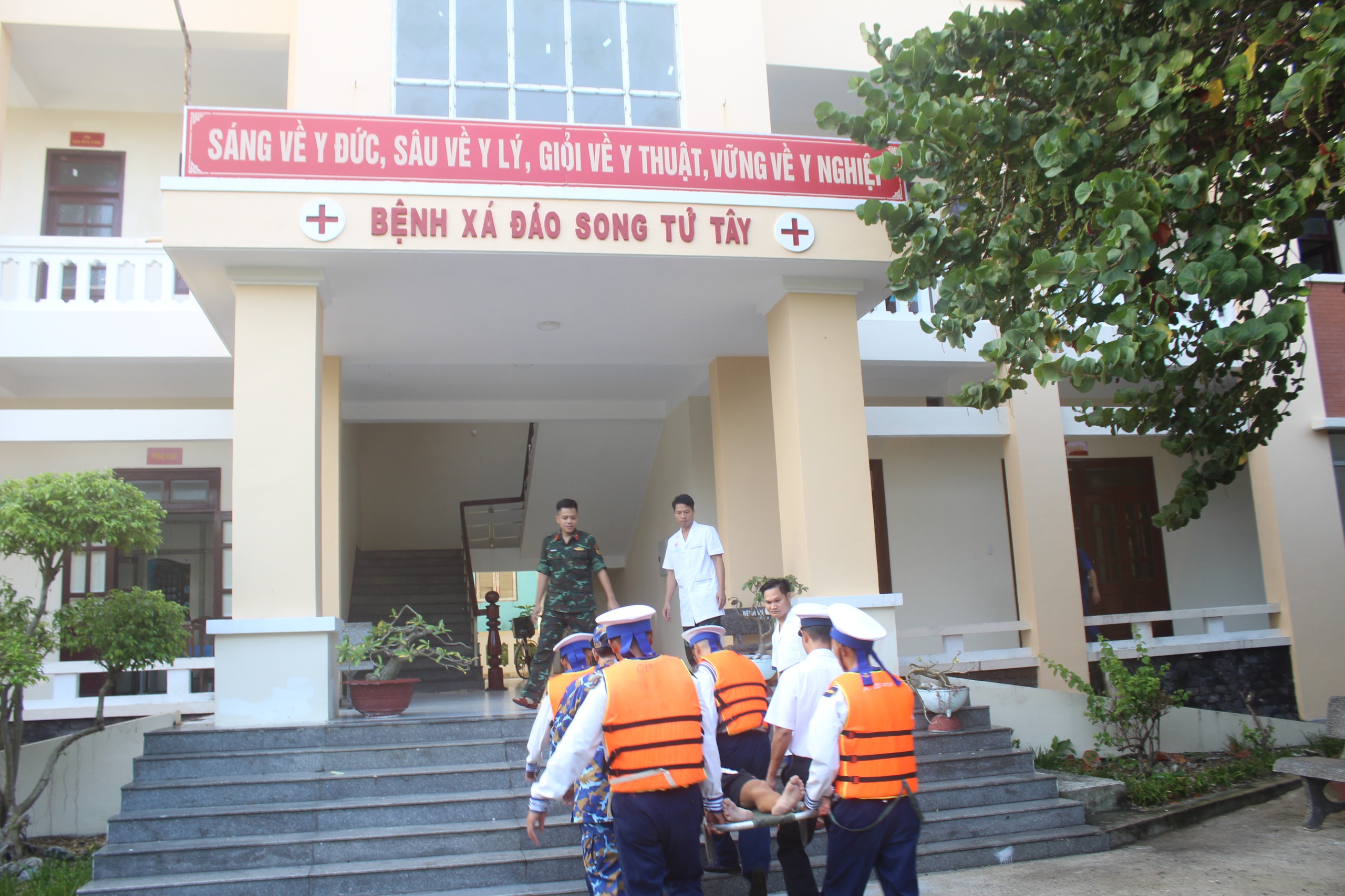 Quân y đảo Song Tử Tây tức tốc cứu ngư dân có nguy cơ hoại tử ruột - Ảnh 1.