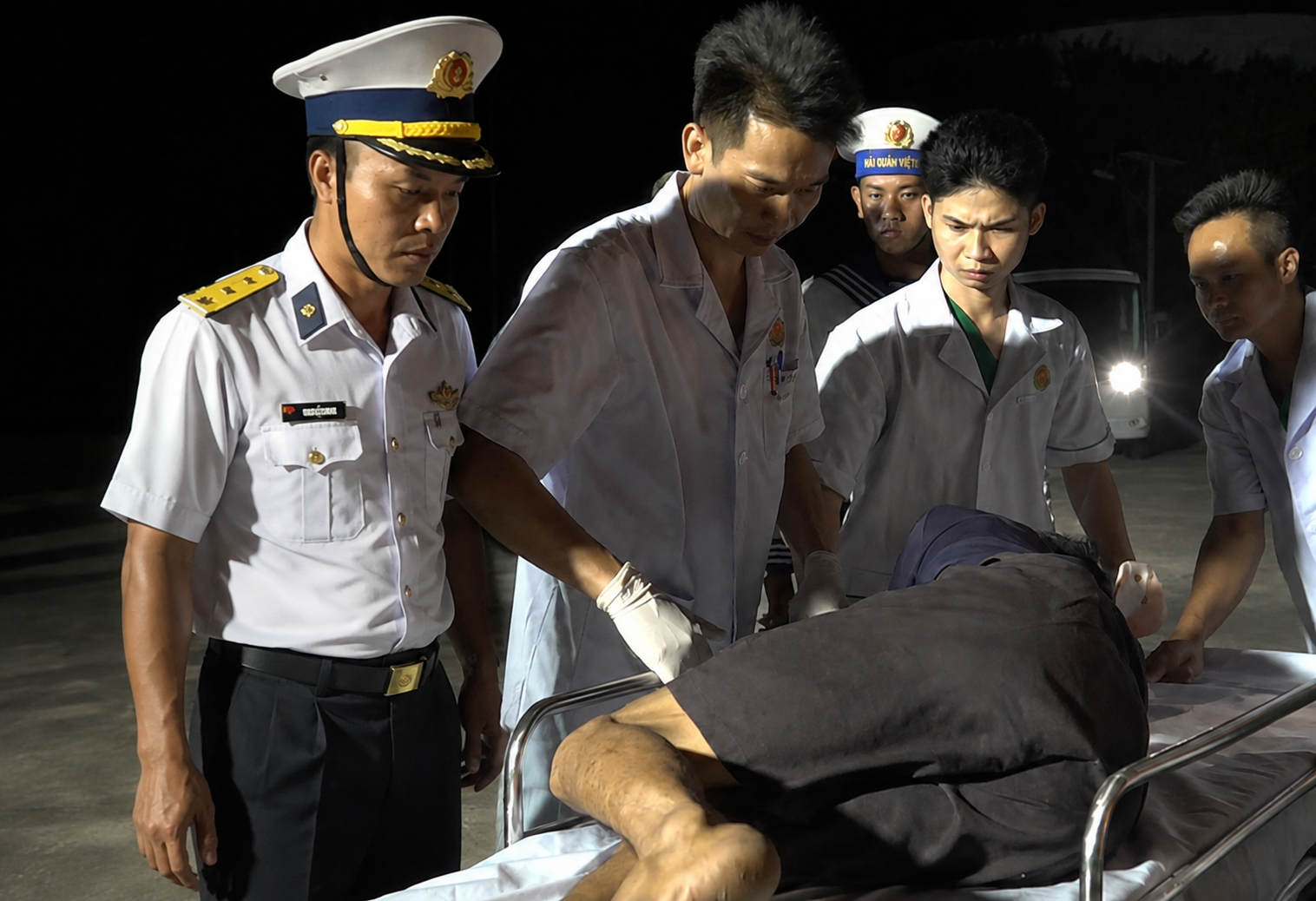 Cấp Cứu Khẩn Cấp Cho Ngư Dân Bị Chấn Thương Nặng