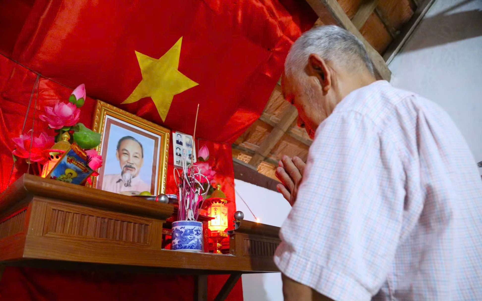 Dâng hoa, dâng hương tưởng niệm Chủ tịch Hồ Chí Minh- Ảnh 2.