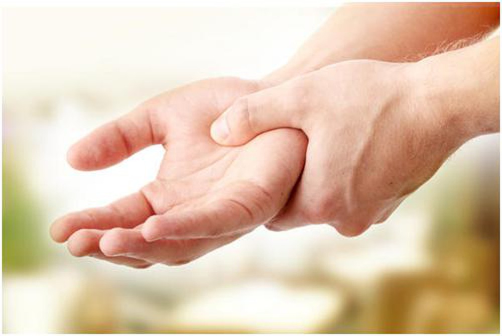 Bàn tay run: cách nhận diện nguyên nhân, phân biệt các dạng và khi nào cần khám