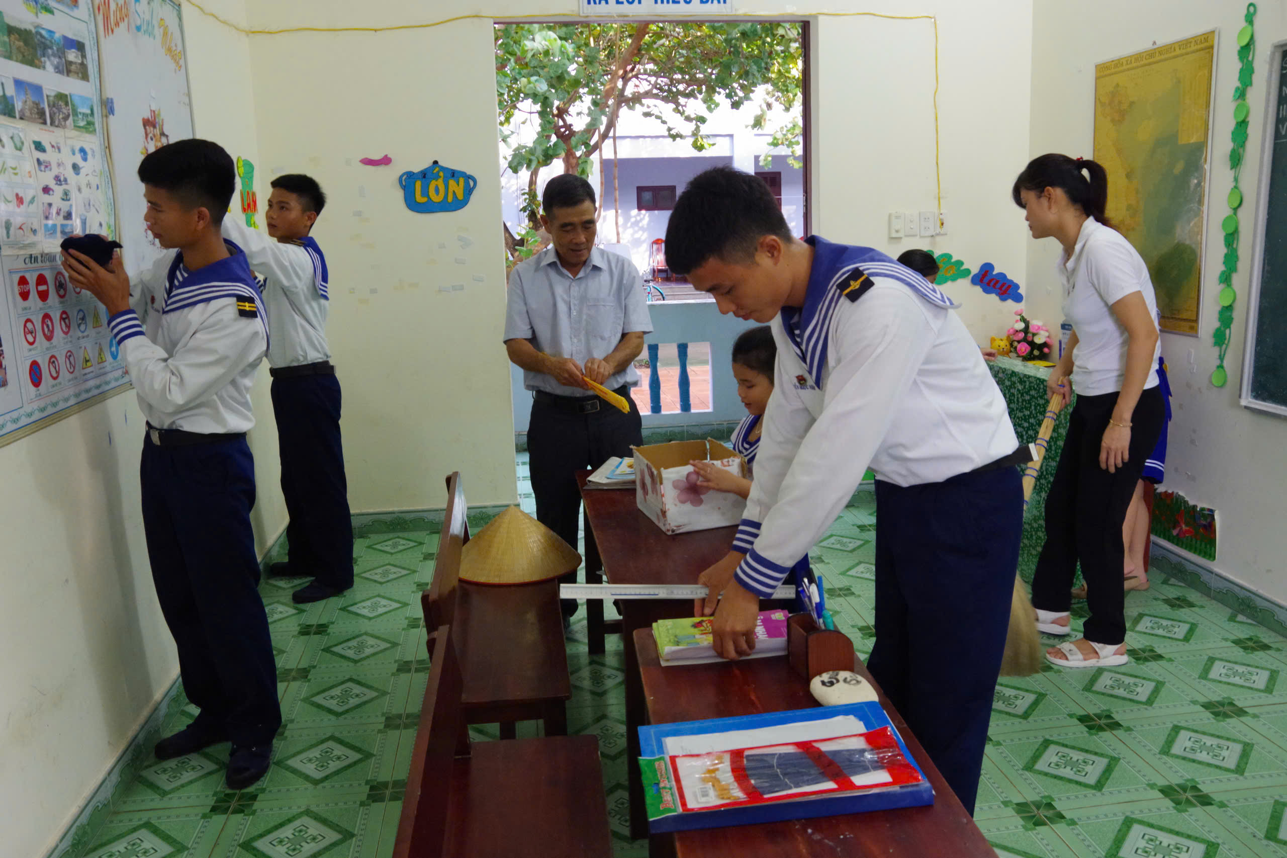 Giữa trùng khơi, Trường Sa rộn ràng trước giờ khai giảng- Ảnh 1.