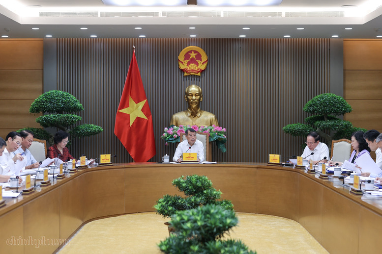 Thủ tướng: Không để người dân thiếu thuốc, thiếu thiết bị y tế vì vướng cơ chế- Ảnh 1.