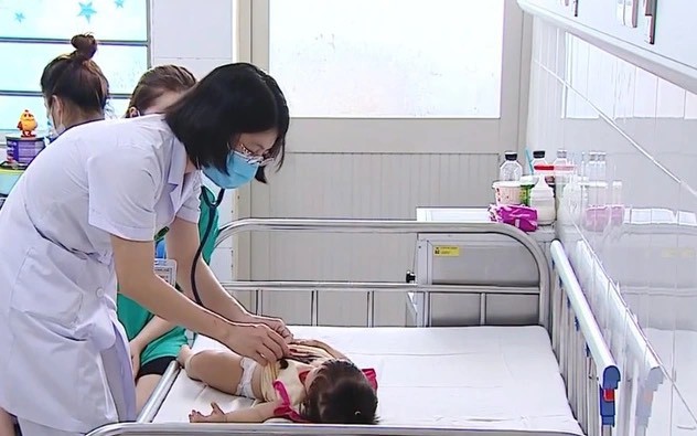 Đã có gần 100.000 ca tay chân miệng, Bộ Y tế nhắc phải phòng chống từ nhàtrường - Ảnh 2.