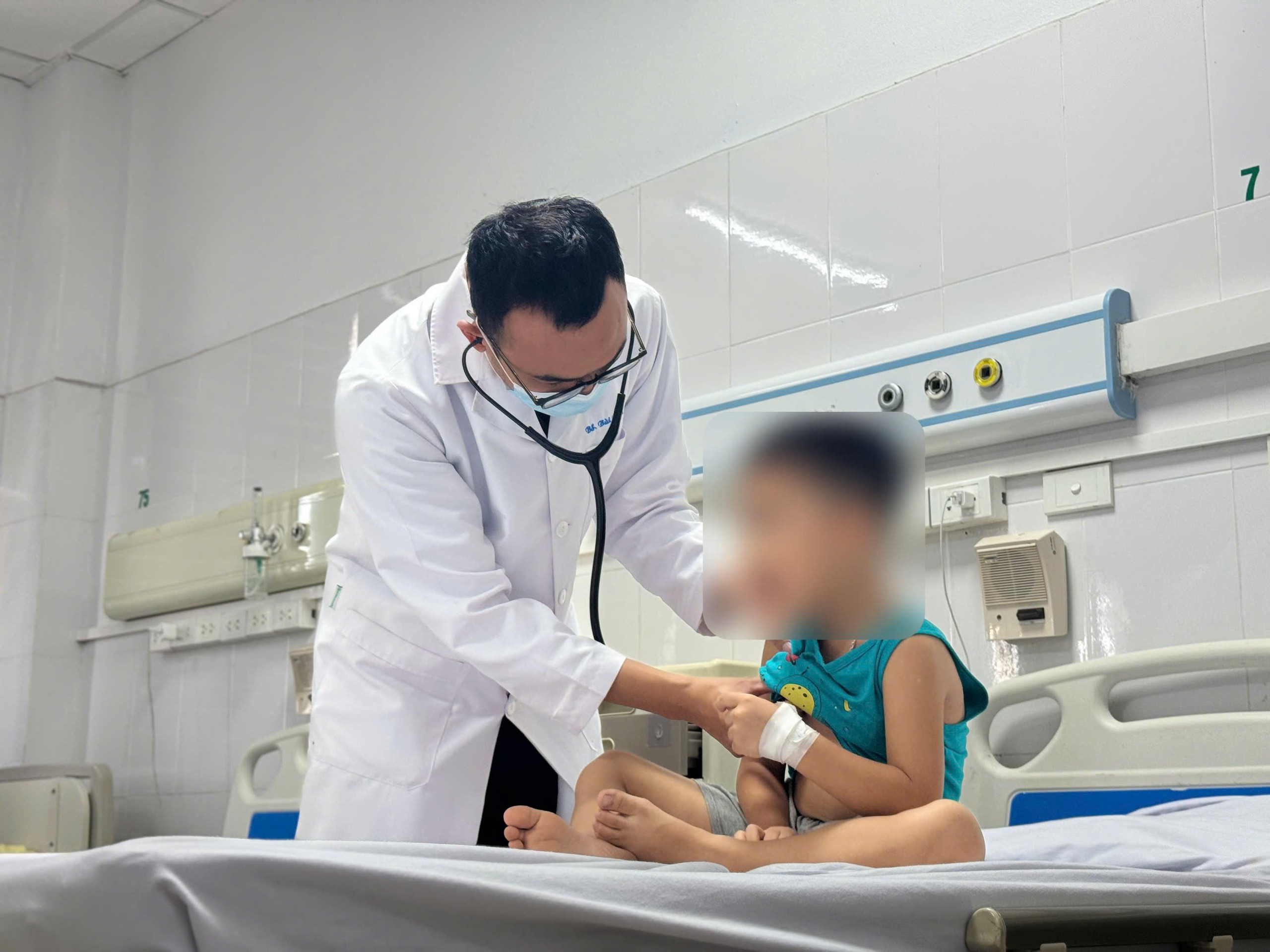 Adenovirus ở trẻ em: dấu hiệu cảnh báo cần đưa đến viện và cách chăm sóc tại nhà